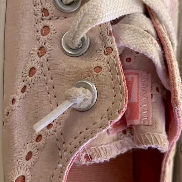 Cute pink Converse - Picture 2 of 5